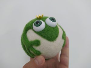 Лягушка из шерсти