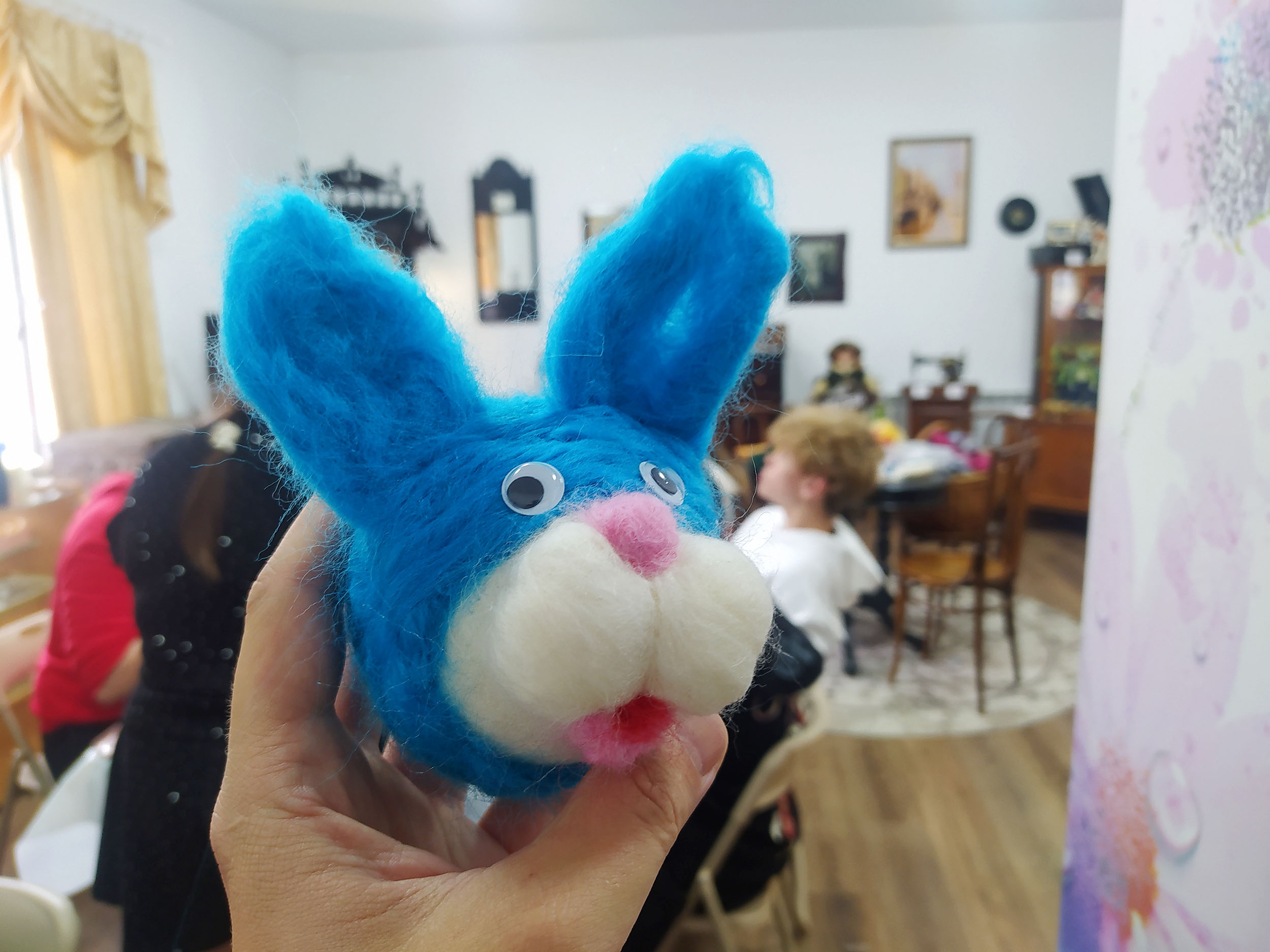 Бирюзовый зайчик из шерсти