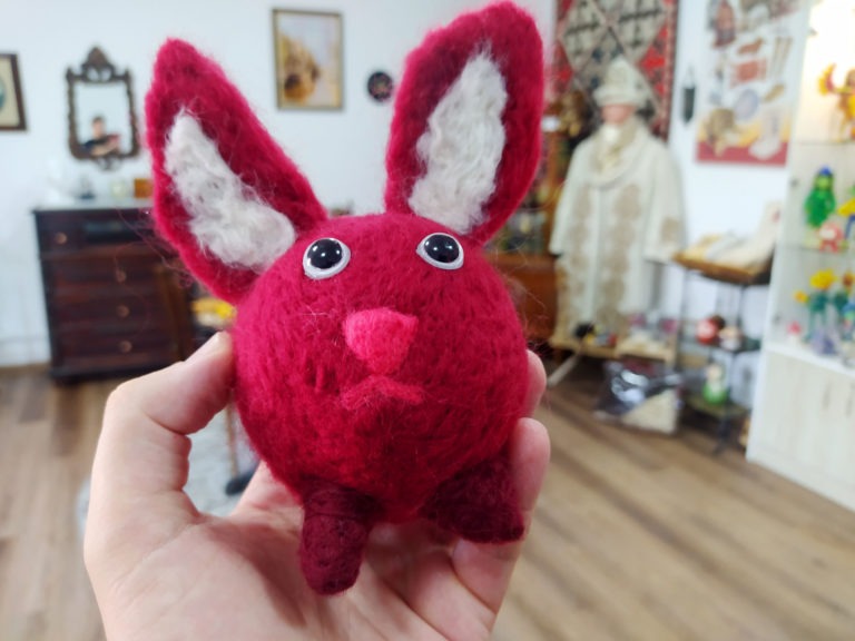 Бордовый зайчик из шерсти