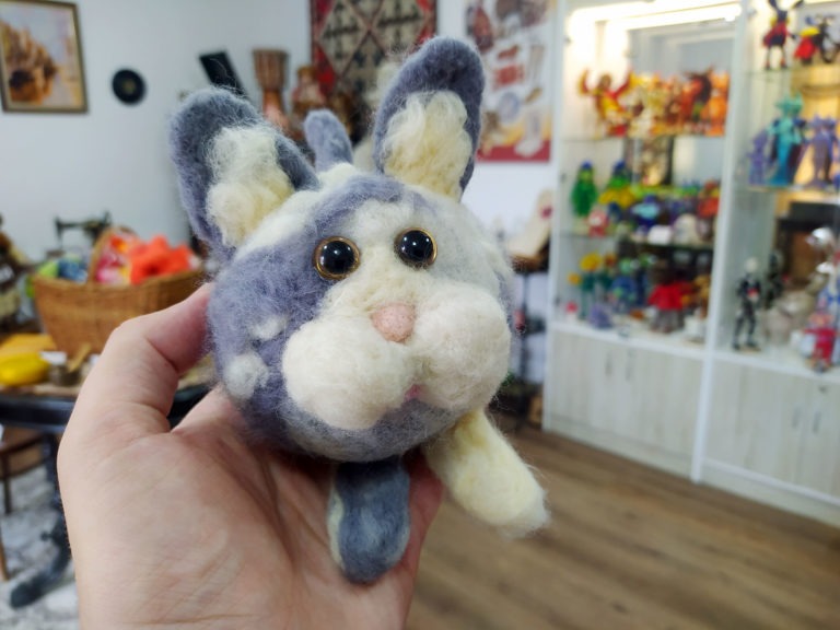 Котик из цветной шерсти, сухое валяние