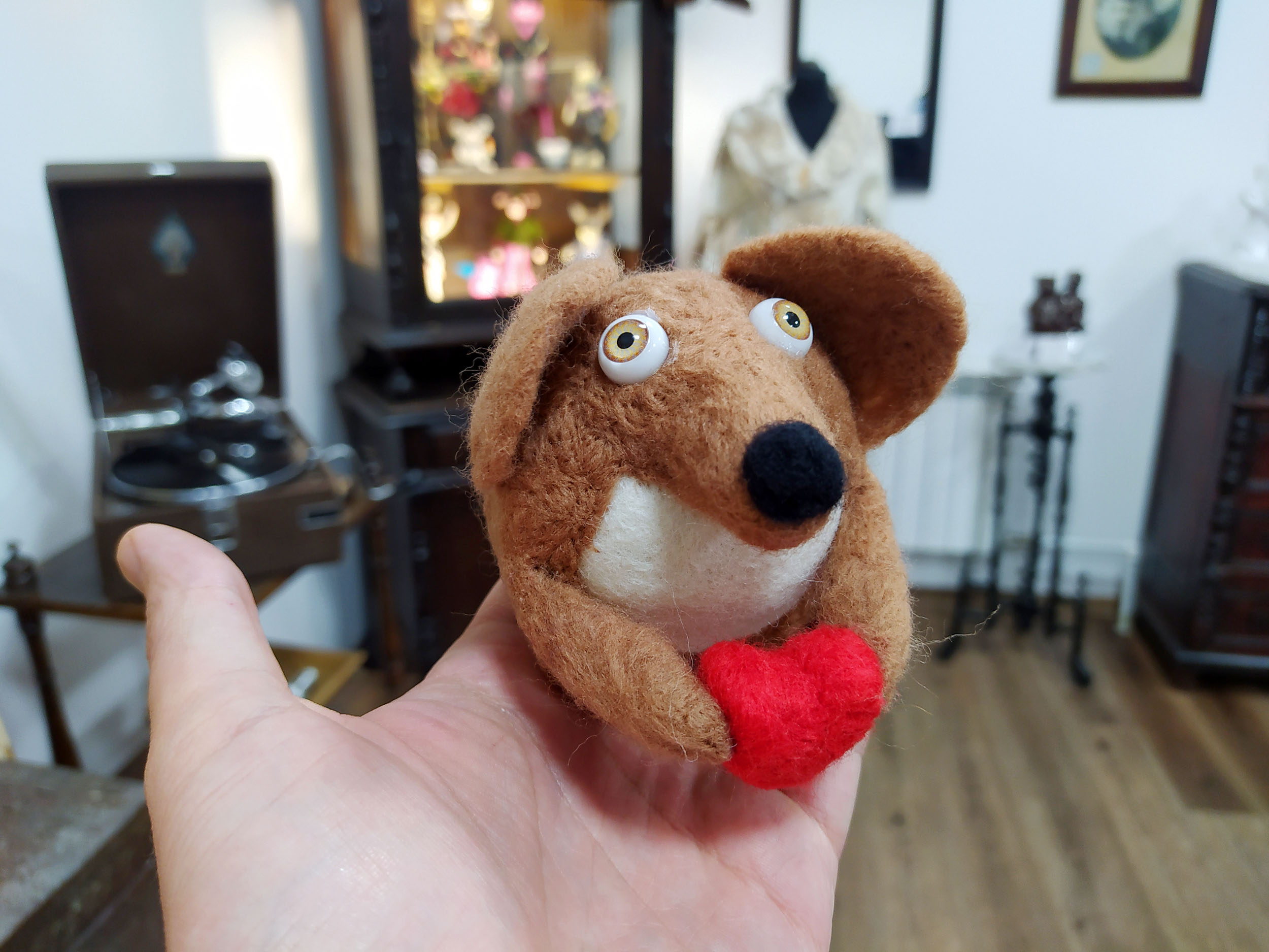 Коричневая мышка из шерсти